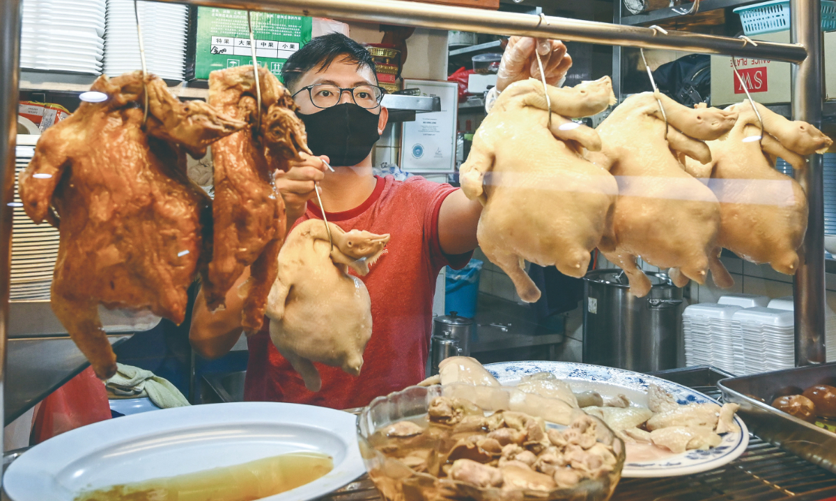 A Hainanese chicken rice vendor Photo: VCG