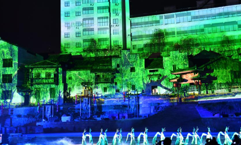 A performance is staged in Hongjiang ancient town in Huaihua, central China's Hunan Province, Dec. 9, 2022. Hongjiang ancient town has launched a variety of activities at nighttime to boost night economy. (Xinhua/Chen Zhenhai)