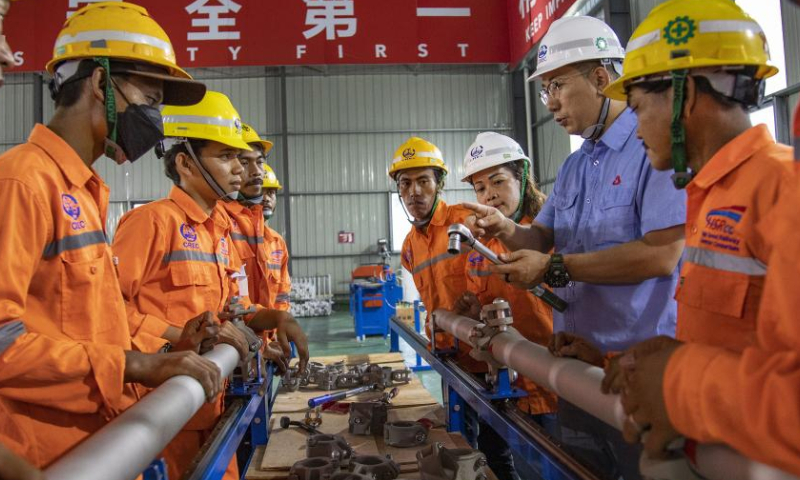 Indonesian technicians learn assembly skills during a hand-on training session at the resource management center of the China Railway Electrification Engineering Group for the Jakarta-Bandung High-Speed Railway project in Bandung, Indonesia, Nov. 13, 2022. Photo: Xinhua