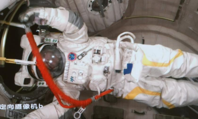 This screen image captured at Beijing Aerospace Control Center on Nov. 17, 2022 shows China's Shenzhou-14 taikonaut Cai Xuzhe returning to space station lab module Wentian after finishing extravehicular activities. The Shenzhou-14 crew on board the orbiting Chinese Tiangong space station completed their third spacewalk at 4:50 p.m. (Beijing Time) on Thursday, according to the China Manned Space Agency. Photo: Xinhua