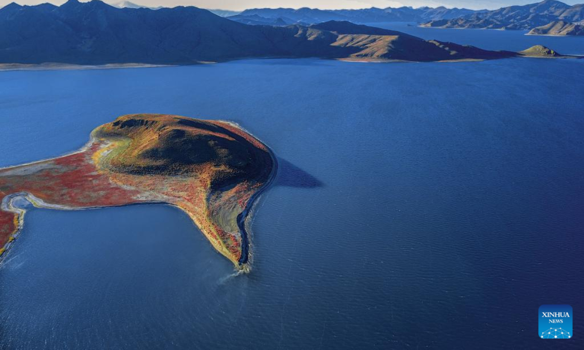 This aerial photo taken on Dec 11, 2022 shows the scenery of the Yamdrok Lake in Nagarze County of Shannan City, southwest China's Tibet Autonomous Region. Photo:Xinhua