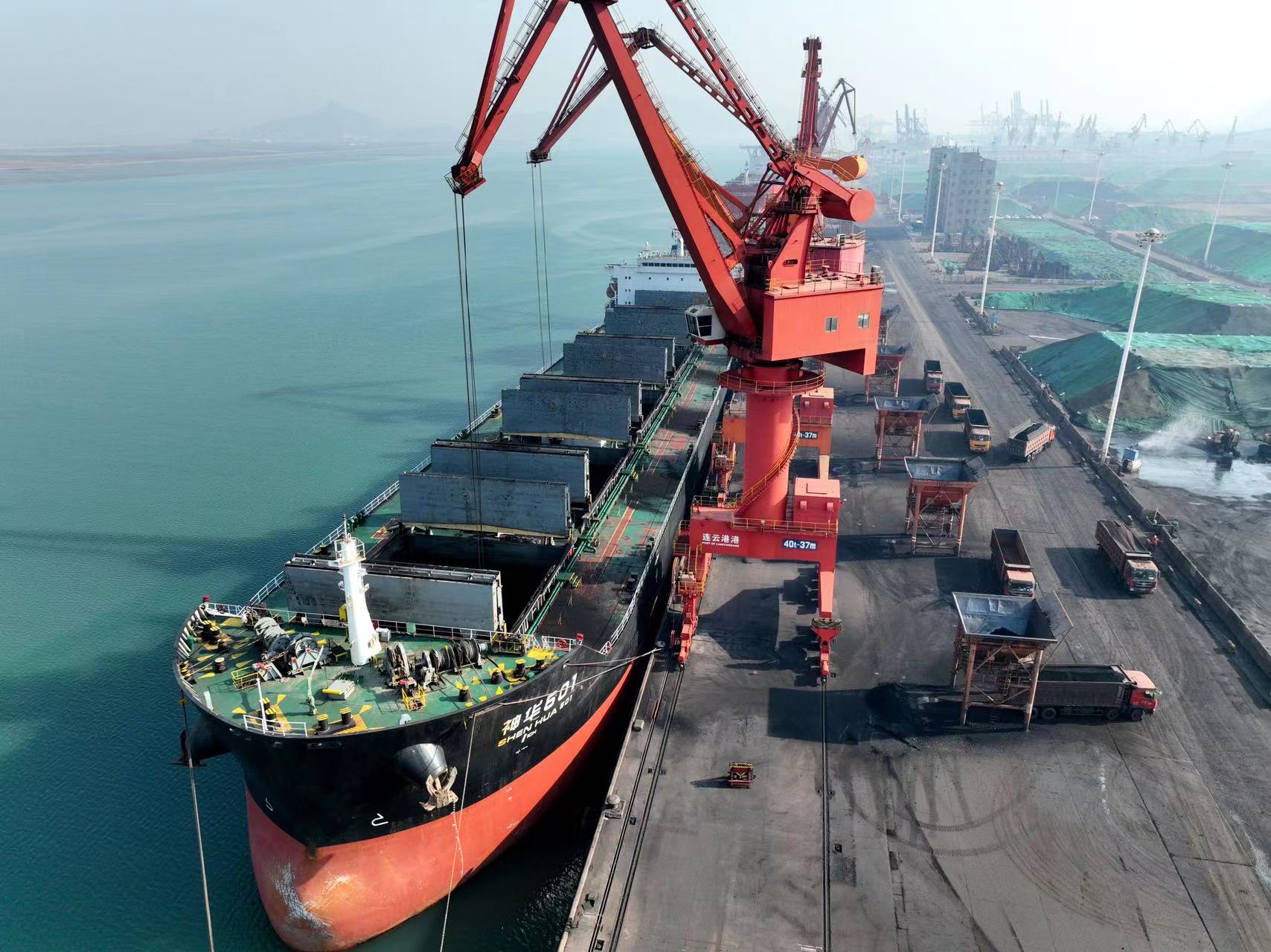 Tons of thermal coal are unloaded and transported at a port in Lianyungang, East China’s Jiangsu Province on December 21, 2022. Local port authorities have opened a green channel for winter coal transportation, which operates 24 hours a day, so as to meet soaring winter heating demand. Photo: VCG