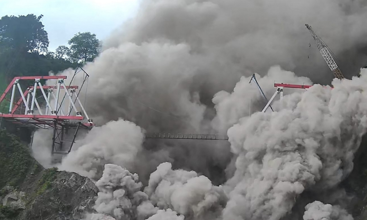 Hot smoke and ash from the Mount Semeru volcano eruption envelops the Glada Perak bridge in Lumajang, Indonesia on December 4, 2022. Photo: AFP
