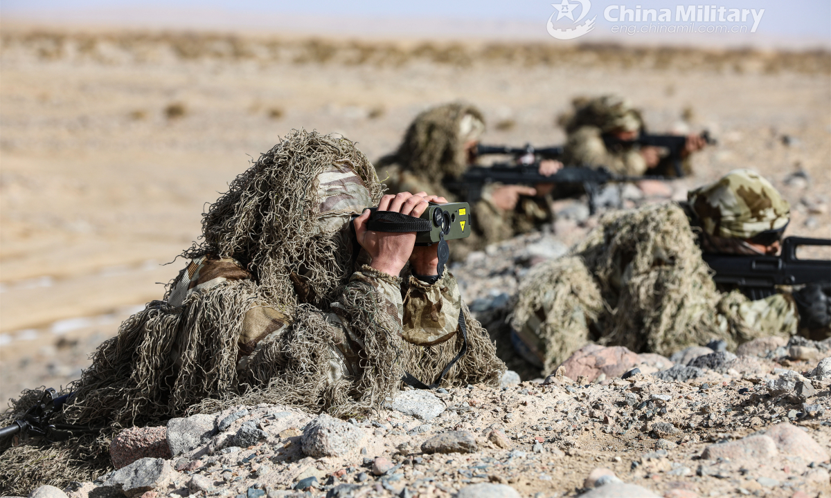 Soldiers assigned to a reconnaissance element of an airborne brigade advance in ghillie suits while keeping on alert in a combat training exercise on November 11, 2022. Photo:China Military
