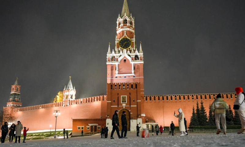 People walk in snowfall on Red Square in Moscow, Russia, on Nov. 15, 2022. Photo: Xinhua