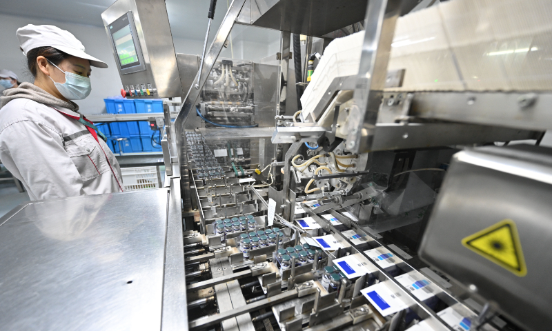 A workshop of Tanreqing Zhusheye (sputum-heat clearing injection) in Shanghai Photo: VCG