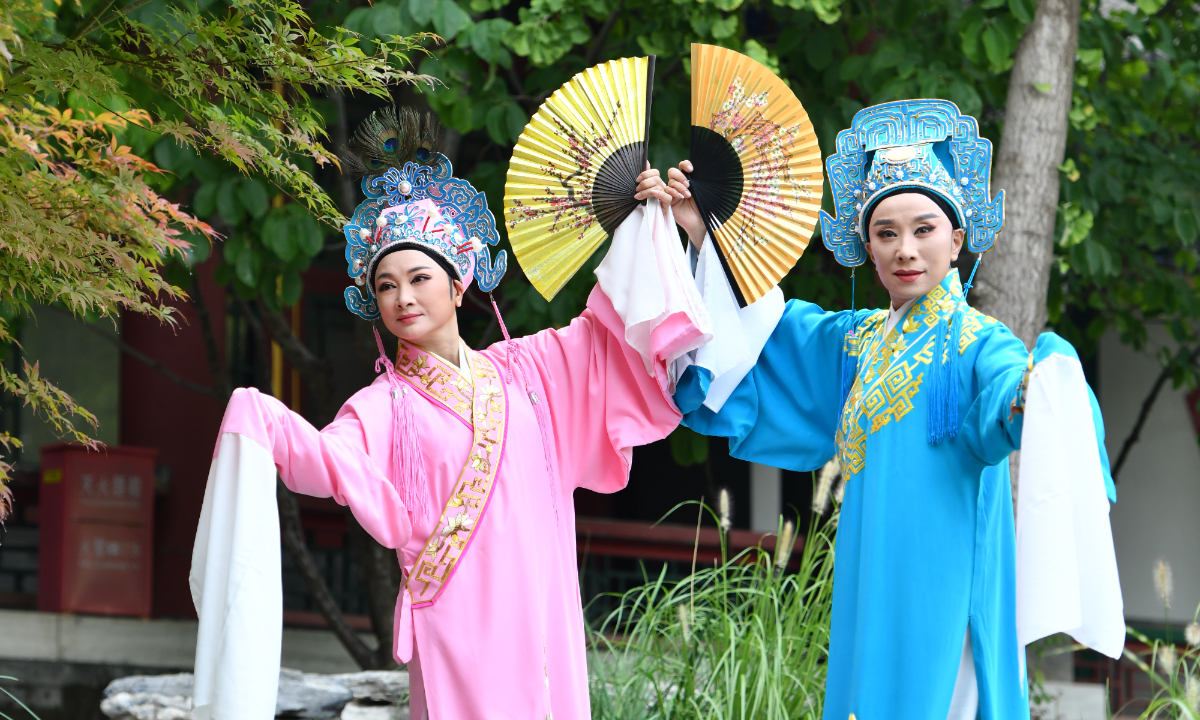 Actors perform a scene from the Yueju Opera The Butterfly Lovers on the reality show Zuimei Zhongguoxi. Photo: Courtesy of the show's production team