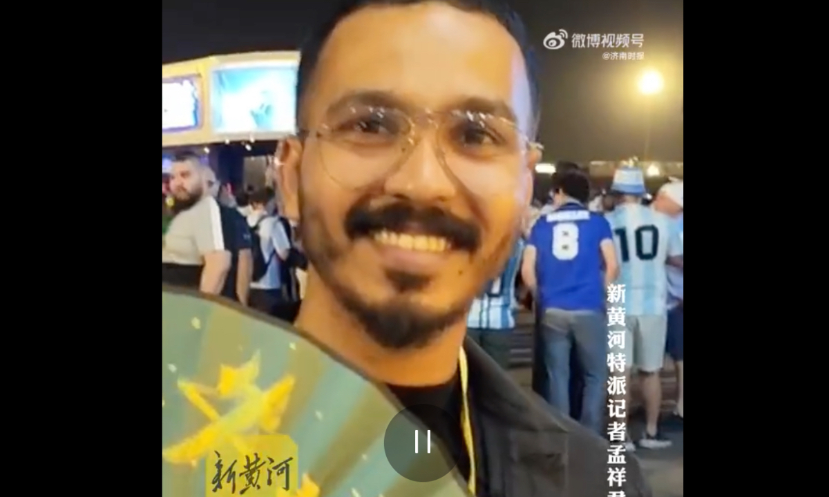 A soccer fan gathered around the exhibition stand and wrote Chinese characters on a fan, which they wrote with relish.They happily hold up their fans for the camera to show their results after finishing the calligraphy. Photo: Sina Weibo