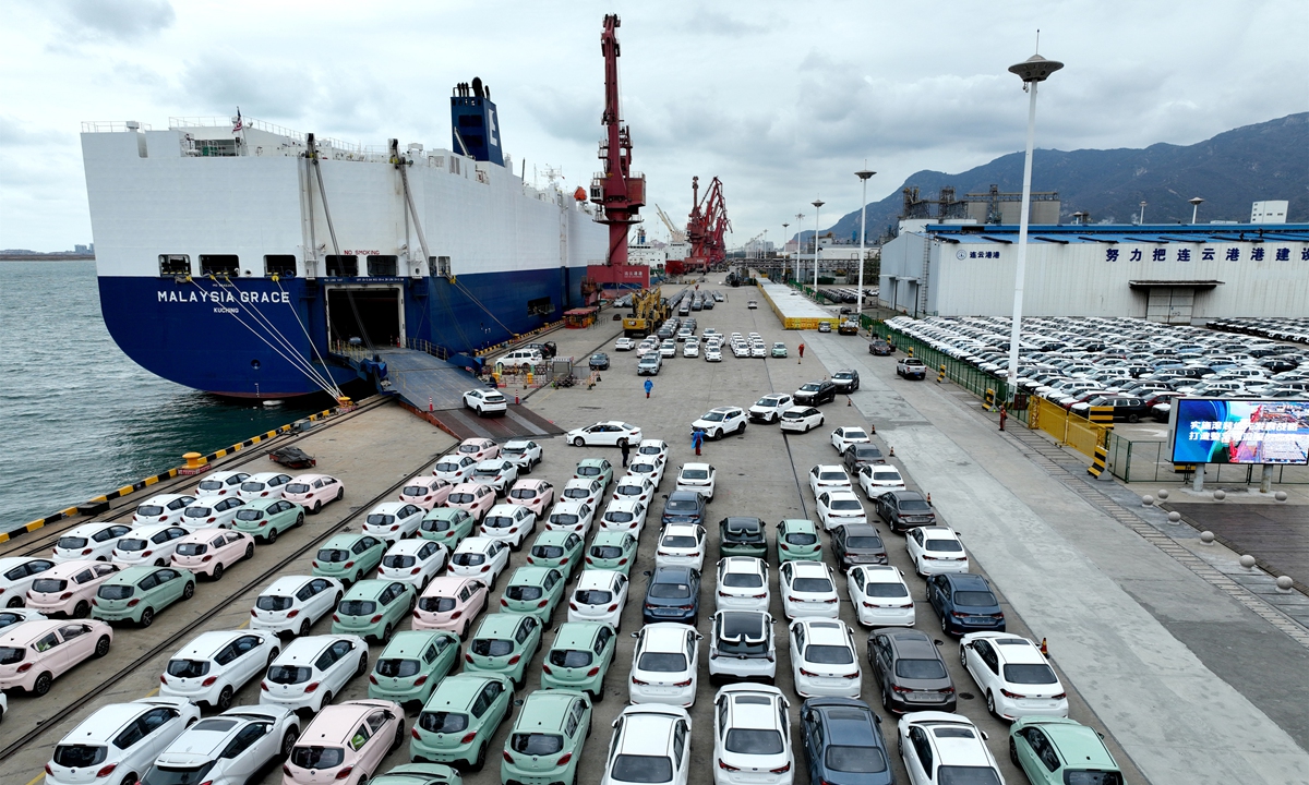 Cars for export are loaded onto a roll-on/roll-off ship at Lianyungang Port, East China's Jiangsu Province, on November 18, 2022. From January to October, Lianyungang Port exported 174,000 vehicles, up 30 percent year-on-year. Photo: IC
