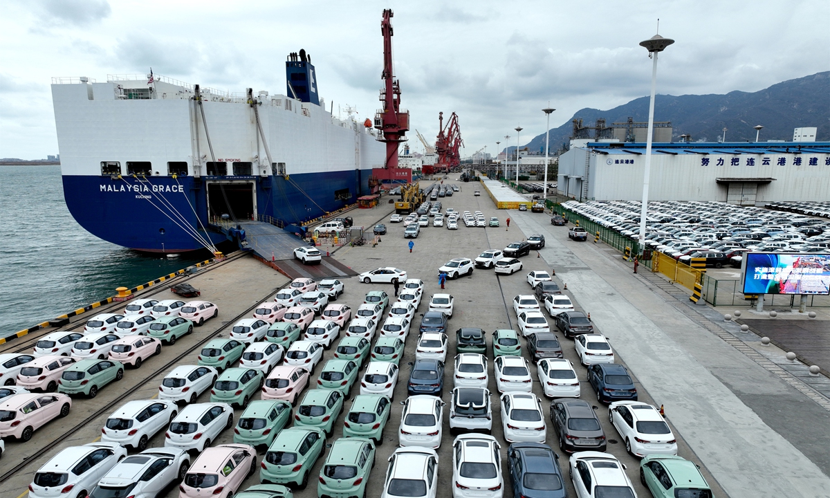 Cars for export are loaded onto a roll-on/roll-off ship at Lianyungang Port, East China's Jiangsu Province, on November 18, 2022. From January to October, Lianyungang Port exported 174,000 vehicles, up 30 percent year-on-year. Photo: IC 