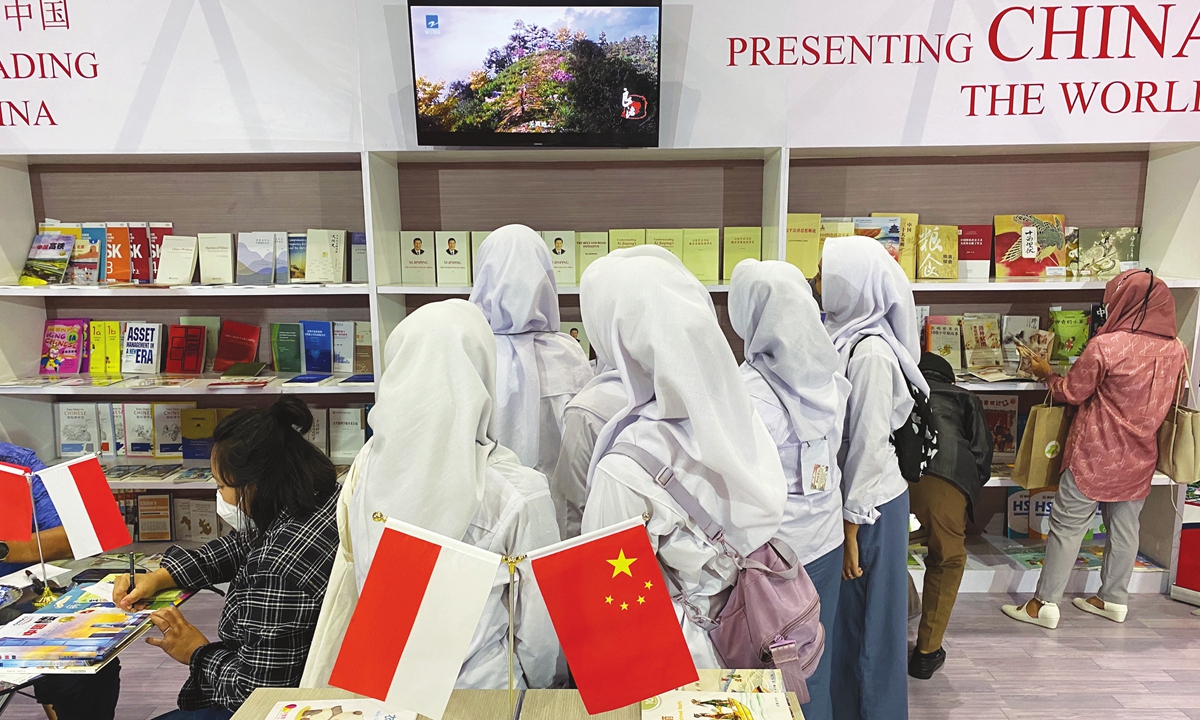 Indonesians explore the China booth at the Indonesia International Book Fair in Jakarta on November 12, 2022.Photo: Courtesy of Yayasan Pustaka Obor Indonesia