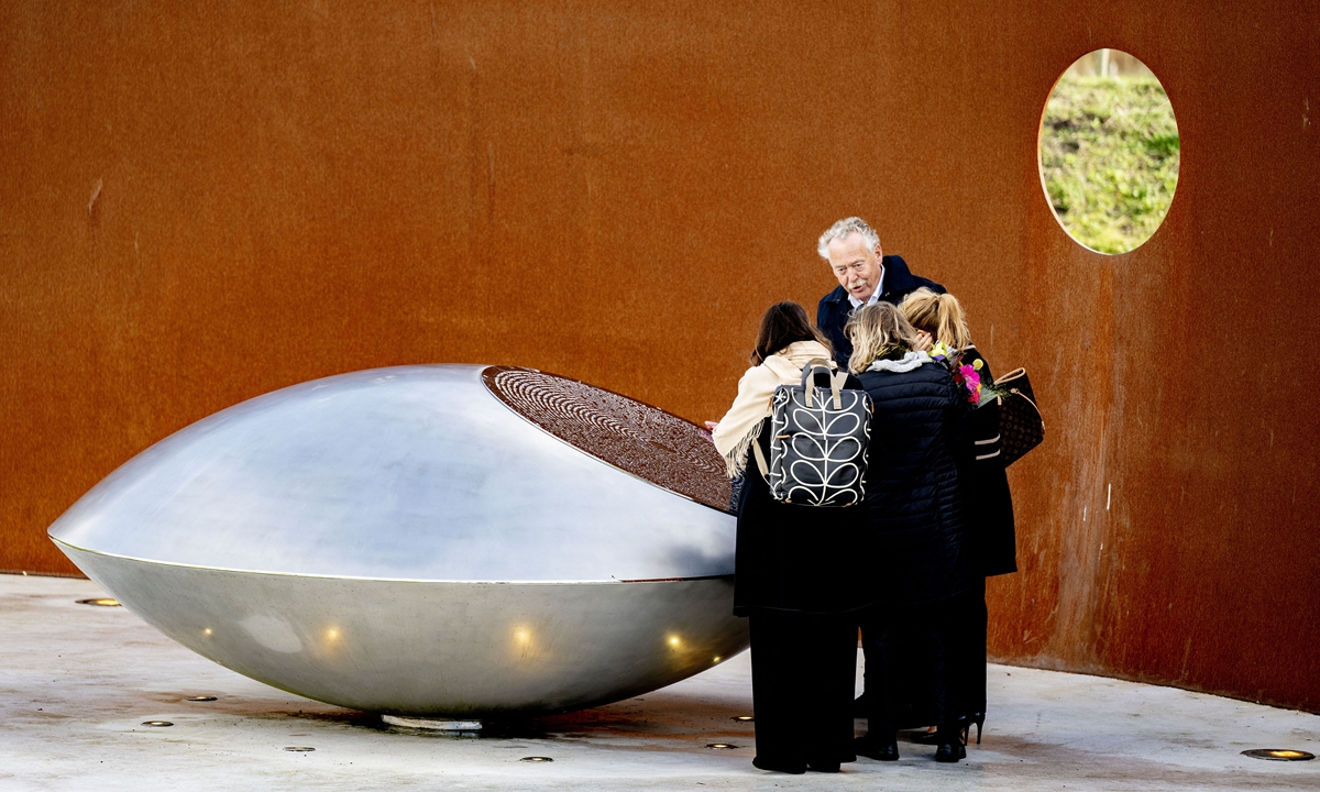 British relatives of victims of flight MH17 pay their respects at the National Monument in memory of the victims of flight MH17 airplane crash, in Vijfhuizen park, southwest of Amsterdam, the Netherlands, on November 16, 2022. The Boeing 777 traveling from Amsterdam to Kuala Lumpur was blown out of the sky by a surface-to-air missile fired from eastern Ukraine on July 17, 2014, killing nearly 300 people. Photo: AFP