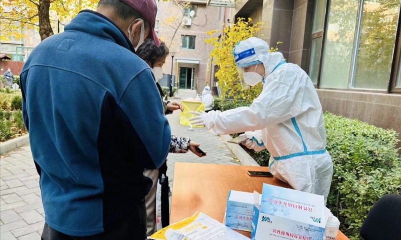 People in Beijing's Chaoyang district are getting nucleic acid tests in their neighborhood. The city's numerous nucleic acid testing sites for large-scale testing that had been set up along the roadsides and around commercial and office areas were temporarily closed in Chaoyang district starting from Monday. Photo: ifeng