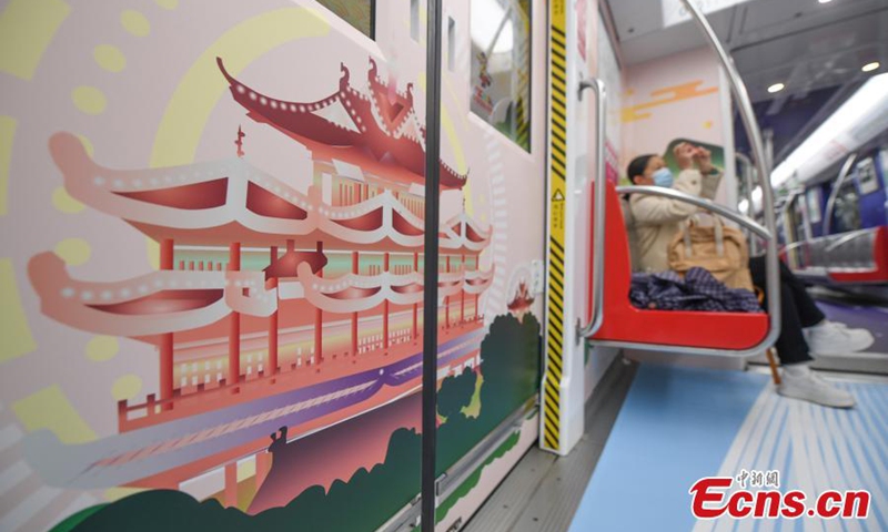 ผู้โดยสารขึ้นรถไฟใต้ดินที่ตกแต่งด้วยตัวการ์ตูนในเมืองหางโจว มณฑลเจ้อเจียง ทางตะวันออกของจีน วันที่ 15 พ.ย. 2565 (ภาพ: China News Service/Wang Gang)