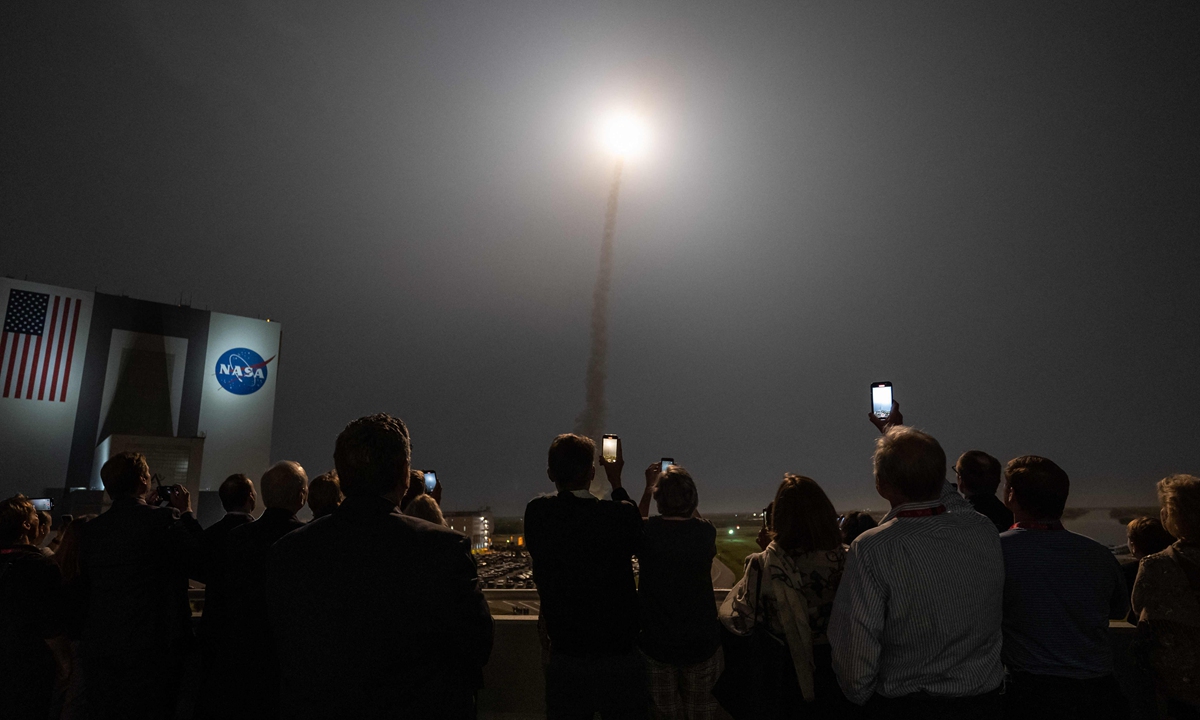 People watch as the Artemis I unmanned lunar rocket lifts off at NASA's Kennedy Space Center in Cape Canaveral, Florida, the US on November 16, 2022. Photo: AFP