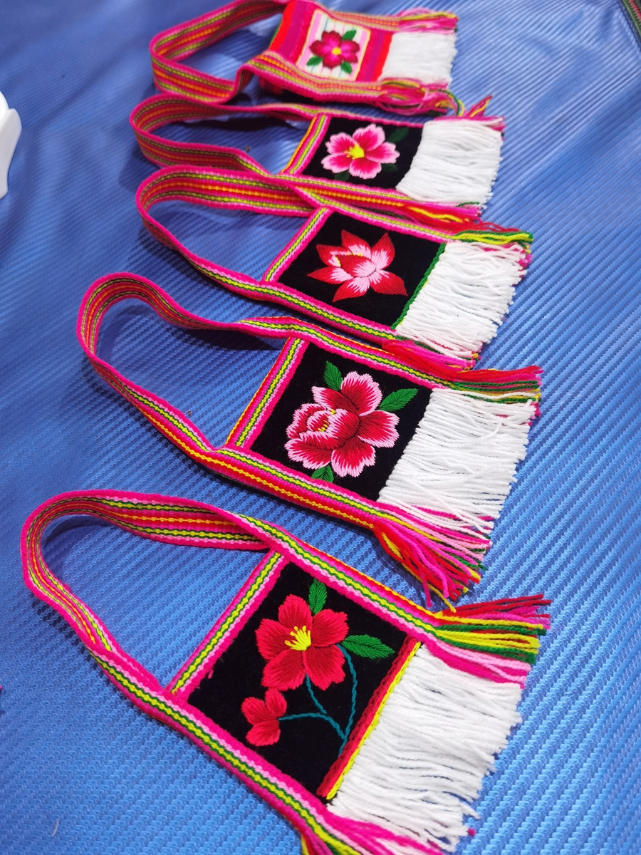 Hanging decoration made with Lisu ethnic embroidery   A Lisu ethnic craftswoman makes traditional fabric. Photos: Courtesy of Li Changping 
