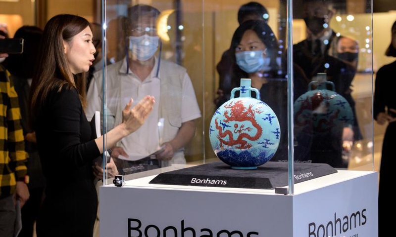 A rare imperial turquoise-ground underglaze-blue and copper-red dragon moonflask of the Emperor Qianlong (1736-1796) of Qing Dynasty is on display at Hong Kong's Bonhams, Nov. 21, 2022. (Photo: China News Service/Suo Youwei)