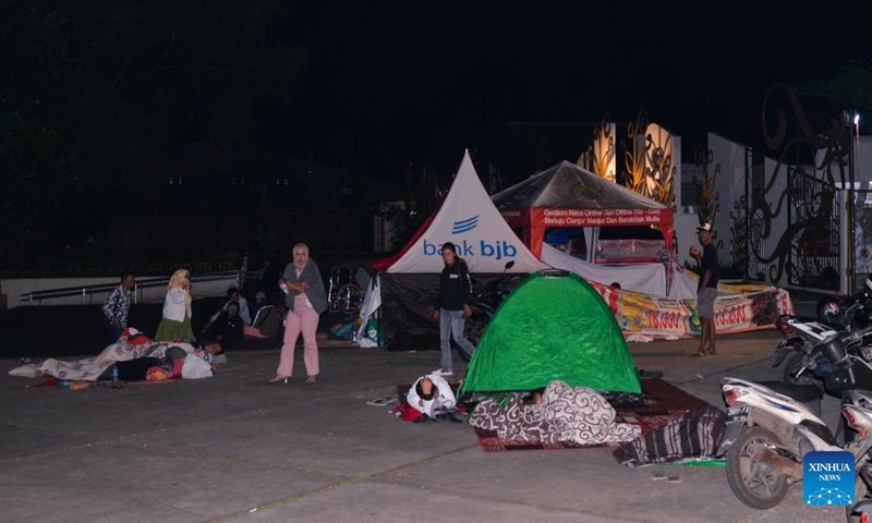 People affected by the earthquake rest outdoors in Cianjur, West Java, Indonesia, on Nov. 22, 2022. A total of 162 people were killed after a 5.6-magnitude earthquake hit Indonesia's West Java province on Monday, officials said. (Xinhua/Xu Qin)