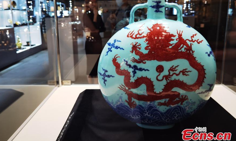 A rare imperial turquoise-ground underglaze-blue and copper-red dragon moonflask of the Emperor Qianlong (1736-1796) of Qing Dynasty is on display at Hong Kong's Bonhams, Nov. 21, 2022. (Photo: China News Service/Suo Youwei)
