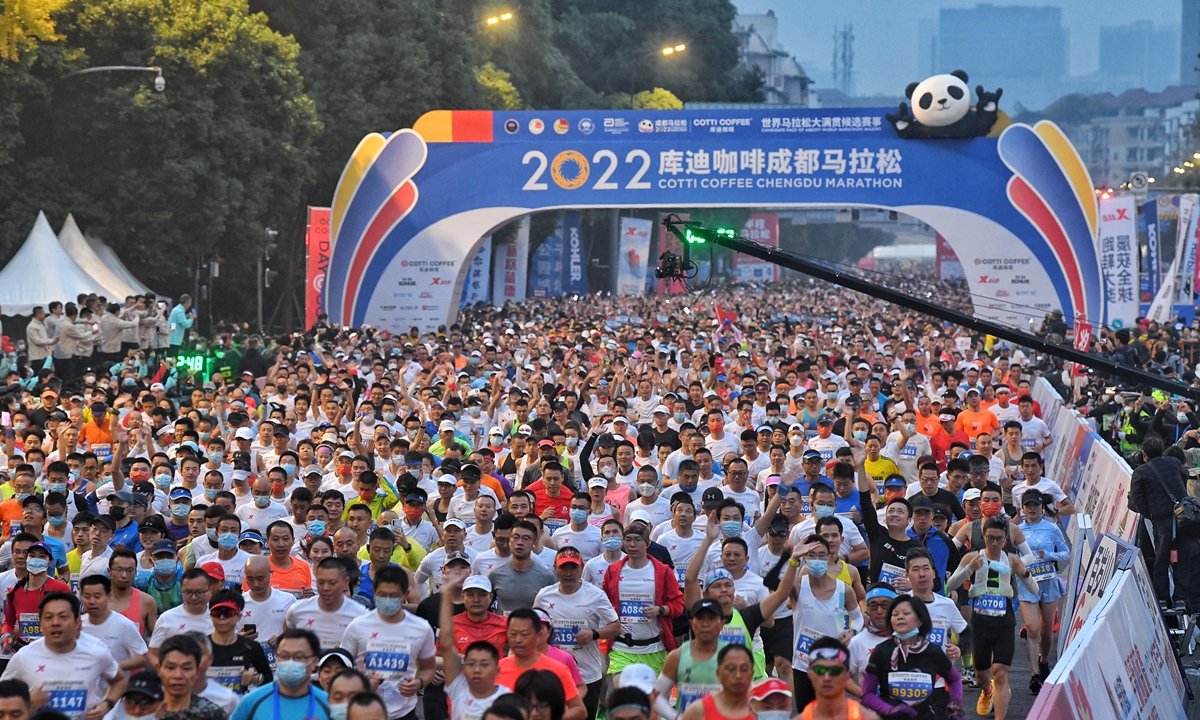 People take part in the Chengdu Marathon in Chengdu, Southwest China's Sichuan Province on November 20, 2022. Some 30,000 runners participated in the event, with about 20,000 in the 42.195-kilometer full marathon and 10,000 in the half-marathon. Photo: VCG