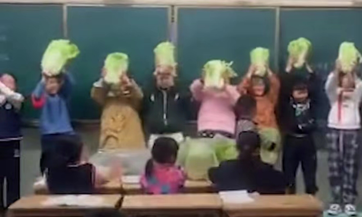 A primary school teacher in Xi'an, Northwest China's Shaanxi Province, surprised and delighted her students by giving them more than 140 kilograms of cabbage as rewards.Photo: Bailu Video