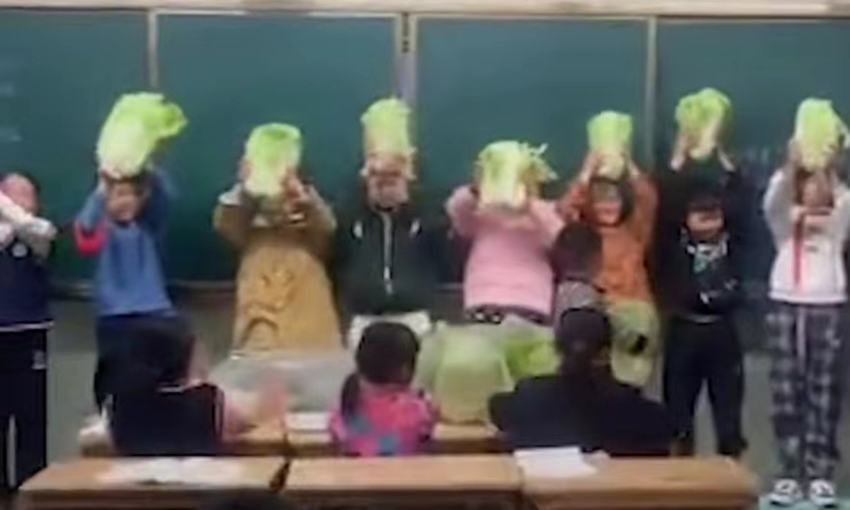 A primary school teacher in Xi'an, Northwest China's Shaanxi Province, surprised and delighted her students by giving them more than 140 kilograms of cabbage as rewards.Photo: Bailu Video