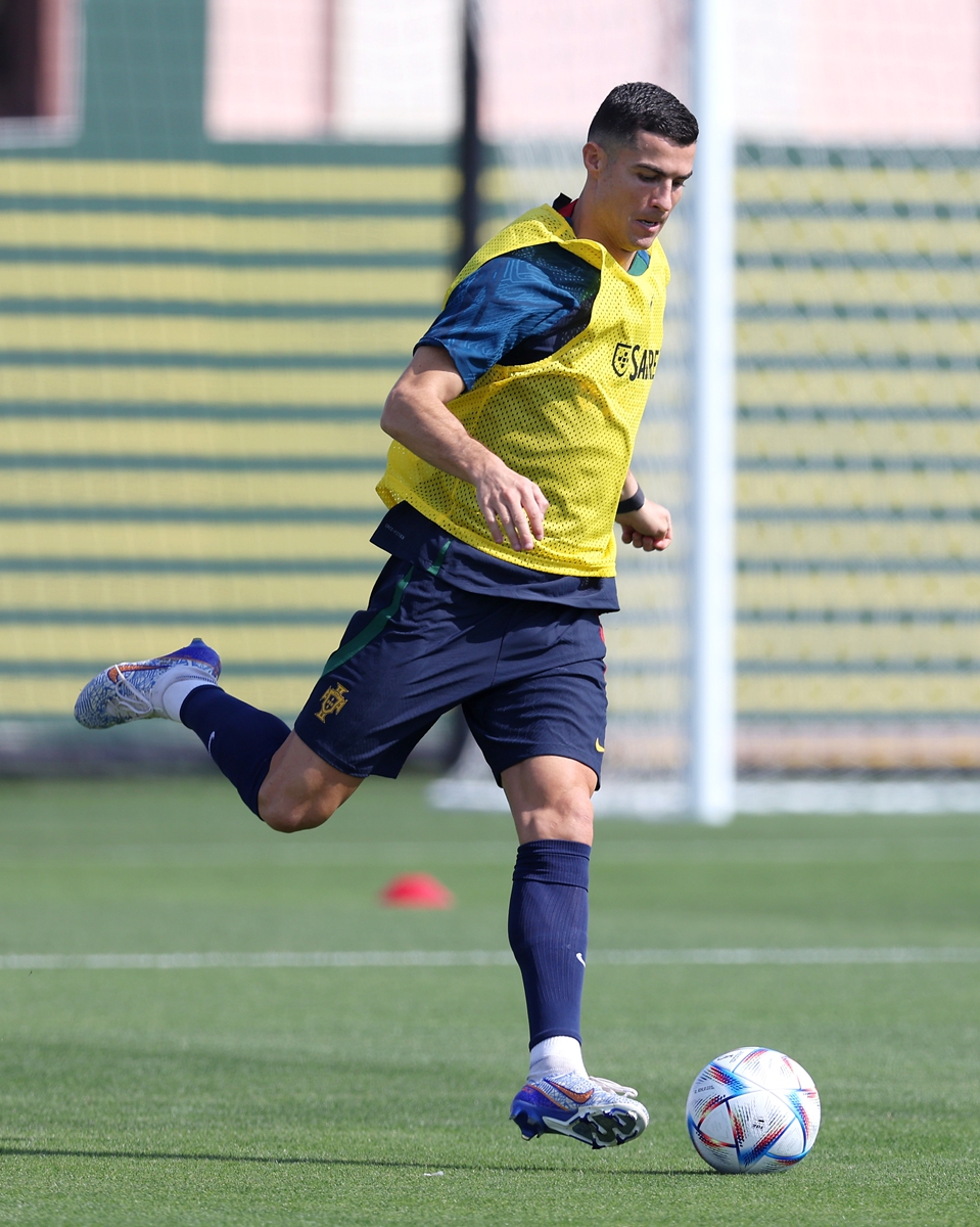 Cristiano Ronaldo of Portugal passes the ball during a training session in Doha, Qatar on November 21, 2022. Photo: VCG 