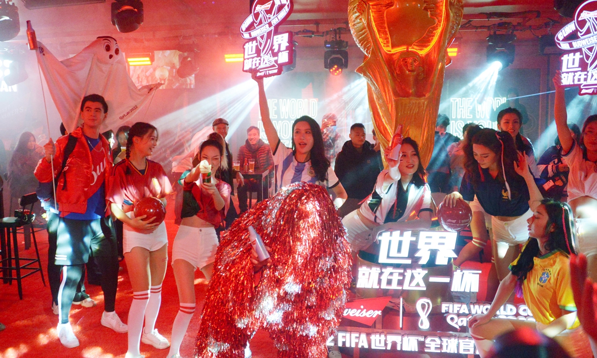 People in Shanghai watch the football match on the night of the opening of the 2022 World Cup on November 20, enjoying the fun of the event every four years. Photo:IC
