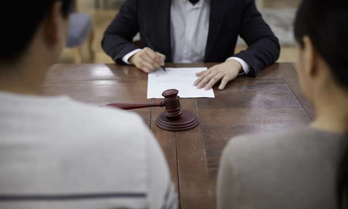 A couple is waiting to submit application outside the divorce registration room. Residents file for a no-fault divorce at a civil affairs bureaum, and more complicated cases must be ruled on in court proceedings. Photo: VCG