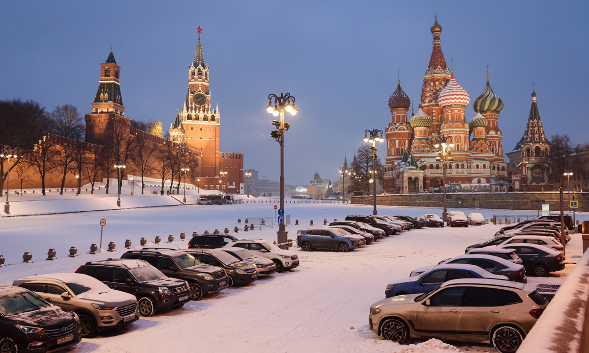The first snow of the season falls on the Moscow Kremlin's Spasskaya Tower and St. Basil's Cathedral on November 22, 2022. Cloudy weather, precipitation in the form of snow, sleet and rain are expected by residents in the region. Photo: VCG