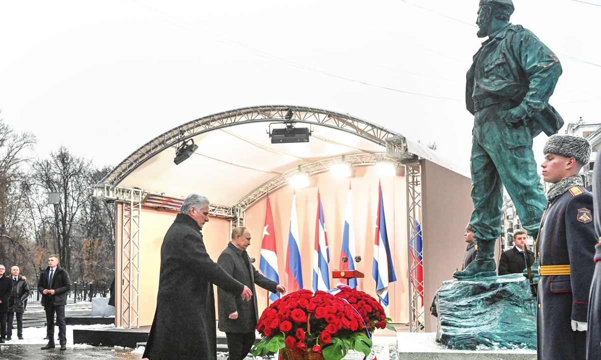 Cuban President Miguel Diaz-Canel Bermudez (left) and Russian President Vladimir Putin inaugurate a monument to late Cuban leader Fidel Castro in Moscow on November 22, 2022. Photo: VCG