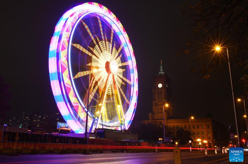 This photo taken on Nov. 22, 2022 shows a ferris wheel at the Christmas market beside the Red City Hall in Berlin, Germany. (Xinhua/Ren Pengfei)