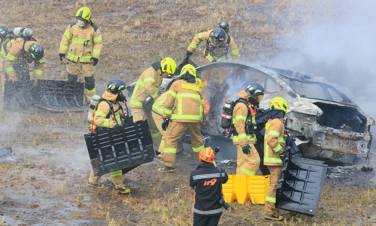 Emergency headquarters in the southern resort island of Jeju, South Korea carries out a simulated drill to test various techniques for putting out lithium-ion battery fires on November 23, 2022, to educate and train firefighters to become better at battling electric vehicle fires, said Aju Business Daily. Photo: VCG