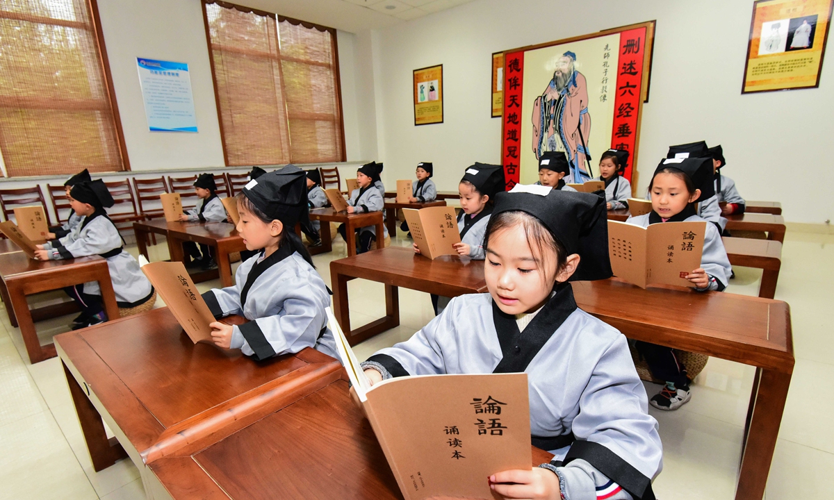 Chinese children read <em>The Analects of Confucius</em>. 
File photo: IC