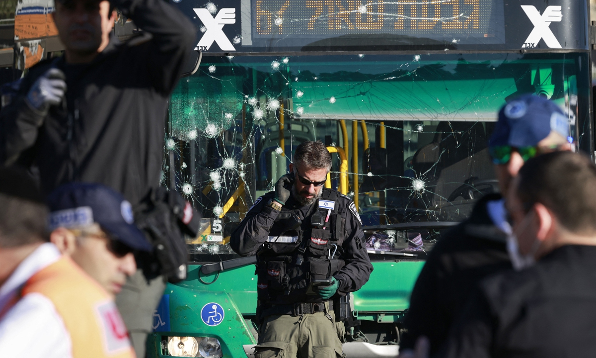 Israeli security forces gather in Jerusalem following an explosion at a bus stop on November 23, 2022. Two explosions at two bus stops near entrances to Jerusalem on that day killed one person and left 22 injured, police said. Photo: AFP