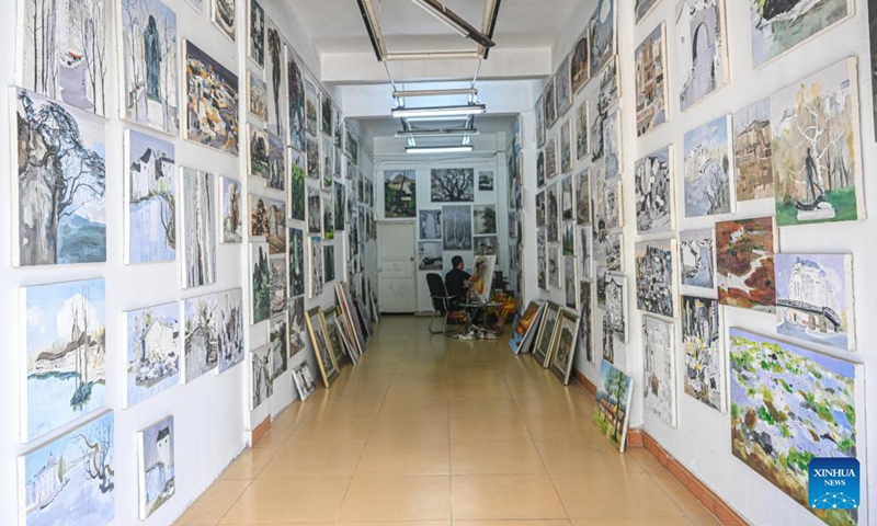 This photo taken on Nov 23, 2022 shows a gallery on the oil painting street of Tunchang County, south China's Hainan Province. Tunchang County boasts oil painting as its characteristic industry. The annual production value of Tunchang oil paintings reaches about 7,000,000 RMB ($977,000). (Xinhua/Pu Xiaoxu)
