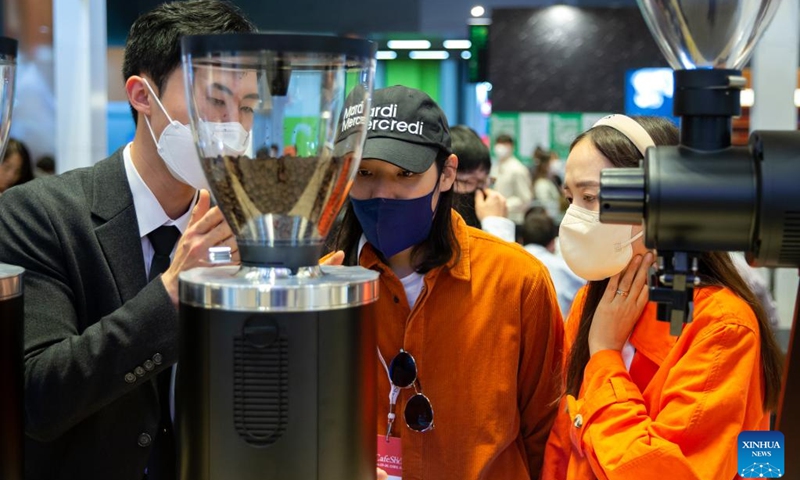 Visitors learn about products on exhibit during the 2022 Seoul International Cafe Show in Seoul, South Korea, Nov. 23, 2022. The 2022 Seoul International Cafe Show kicked off in Seoul on Wednesday. (Xinhua/Wang Yiliang)