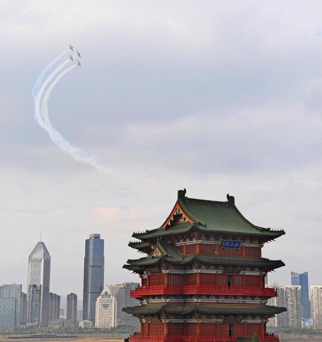Aircrafts from a South African aerobatics team leave trails of smoke when performing above the Tengwang Pavilion in downtown Nanchang, capital of east China's Jiangxi Province, Nov. 23, 2022. (Xinhua/Wan Xiang)