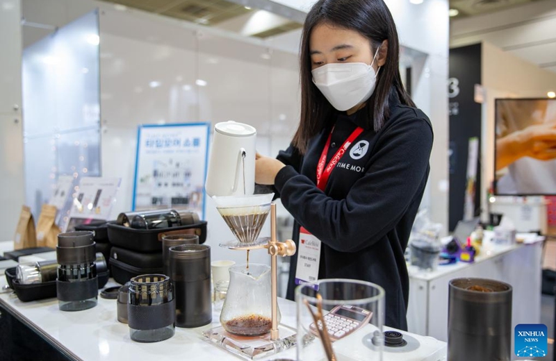 An exhibitor makes coffee during the 2022 Seoul International Cafe Show in Seoul, South Korea, Nov. 23, 2022. The 2022 Seoul International Cafe Show kicked off in Seoul on Wednesday. (Xinhua/Wang Yiliang)