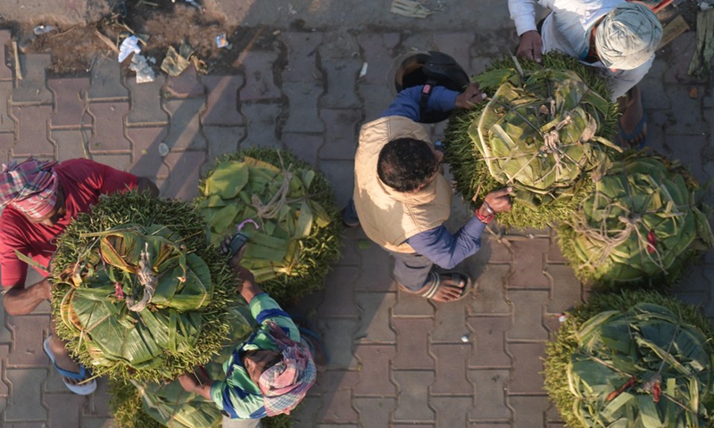 Labors carry betel leaves from a wholesale market to transport for retail shops in Agartala, the capital city of India's northeastern state of Tripura, Nov. 23, 2022. Photo: Xinhua