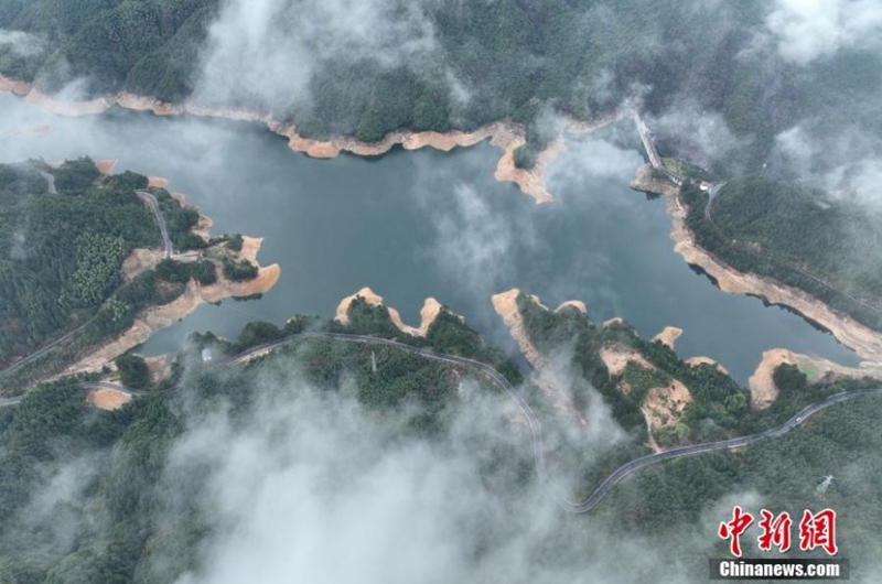 2022 年 11 月 22 日，中国东部江西省雨后云海笼罩武夷山的壮丽鸟瞰图。（照片提供给中新社）