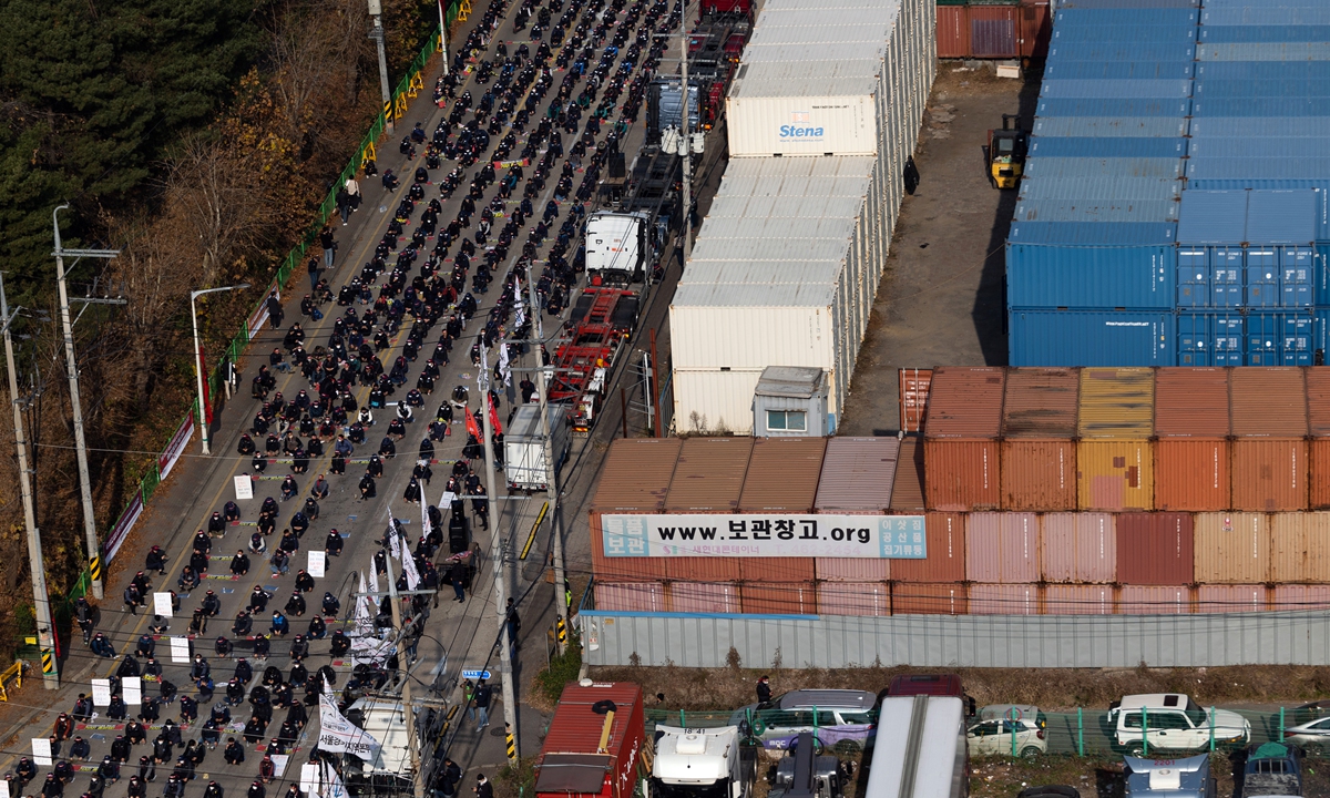 Truck drivers and members of the Korean Confederation of Trade Unions make a protest at the Uiwang Inland Container Depot in Uiwang, South Korea on November 24, 2022. With fuel costs soaring, the truck drivers are on strike in South Korea for the second time in less than a year, calling on the government to make permanent a minimum-pay system. Photo: VCG