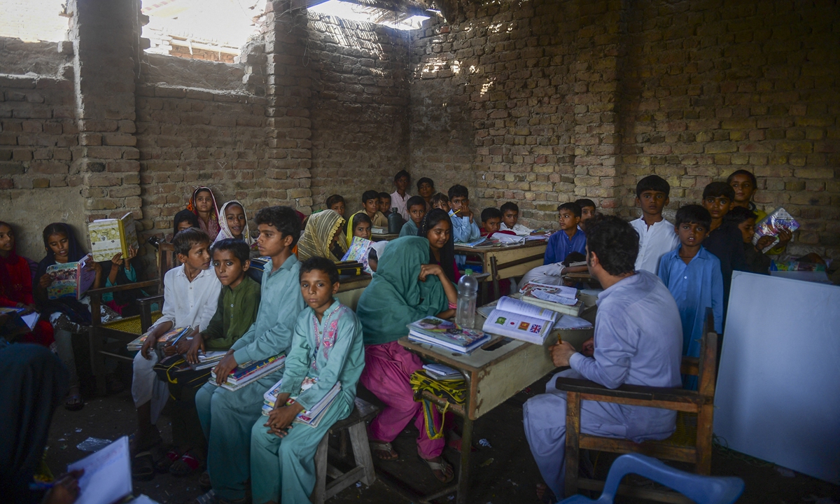 Students attend a class at a flood-affected primary school in Dadu district of Sindh province, Pakistan on October 27, 2022. Photo: AFP