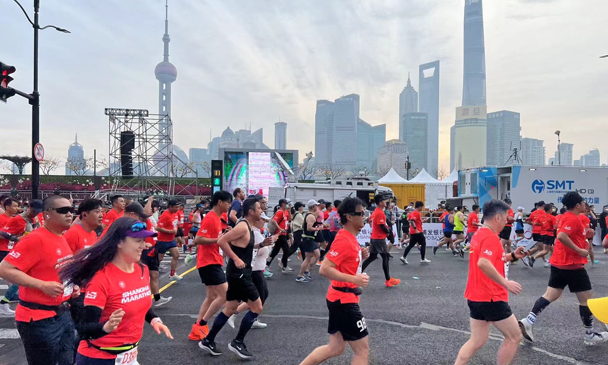 People take part in the Shanghai Marathon on November 27, 2022. Photo: Du Qiongfang/GT