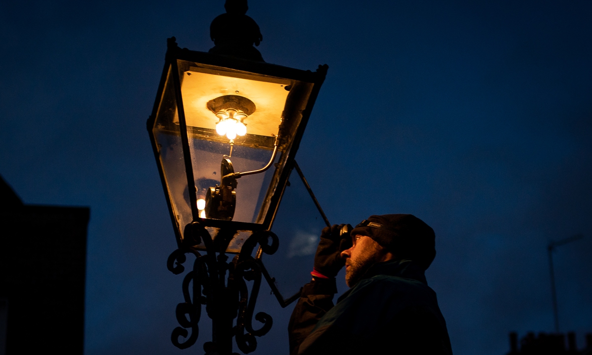 A gas lamp lighter works on St John Smith Square in London, the UK Photo: VCG