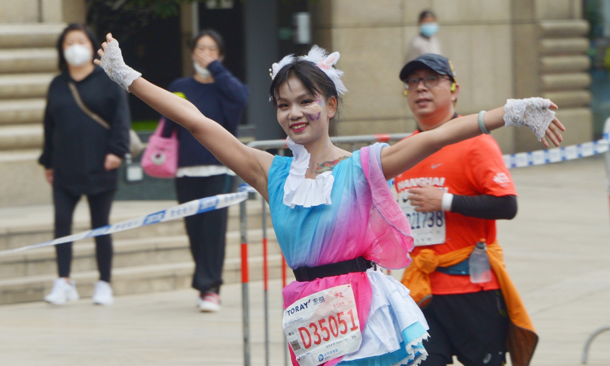 People take part in the Shanghai Marathon on November 27, 2022. Photo: VCG