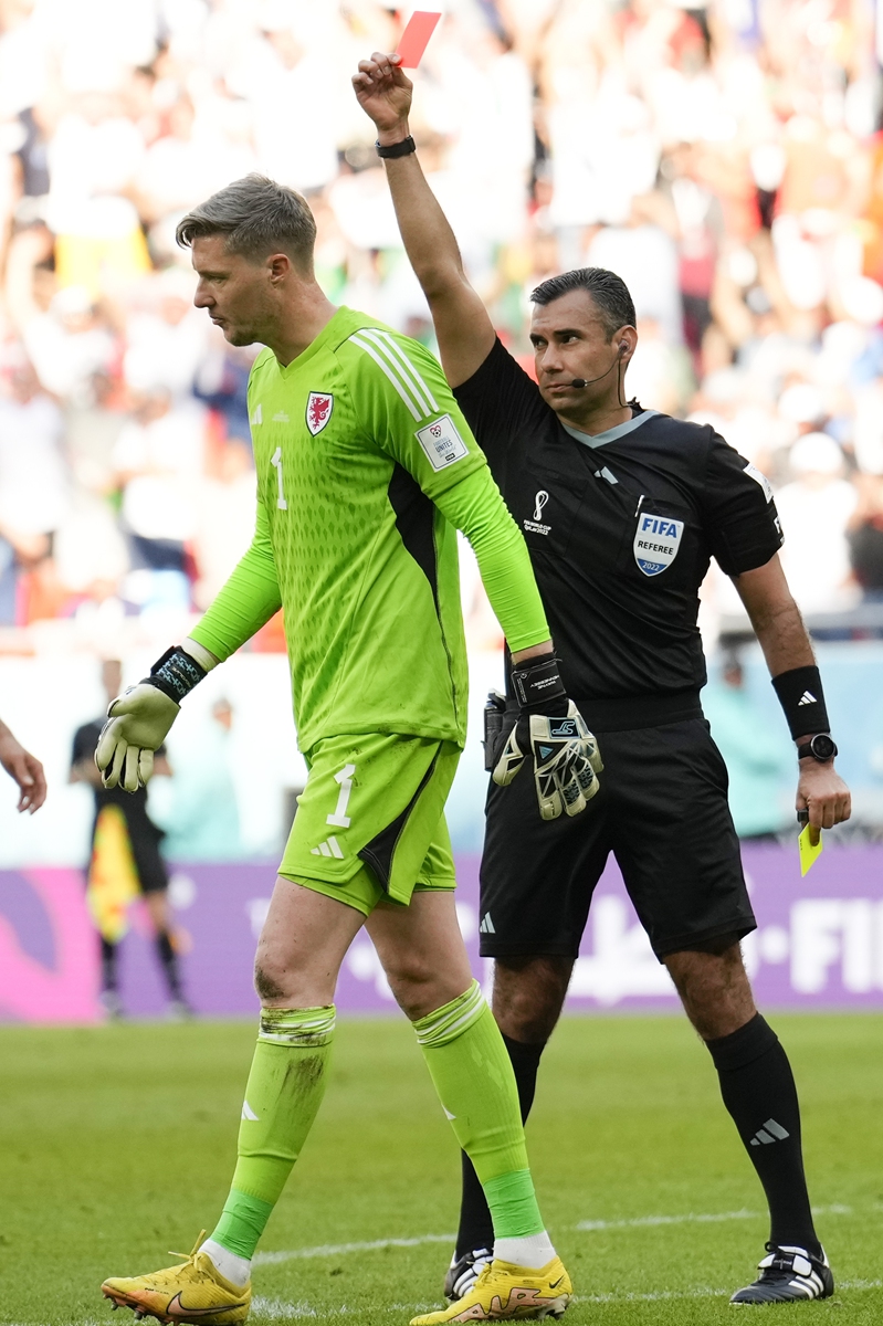 Guatemalan referee Mario Escobar shows a red card to Wayne Hennessey of Wales on November 25, 2022 in Doha, Qatar. Photo: VCG