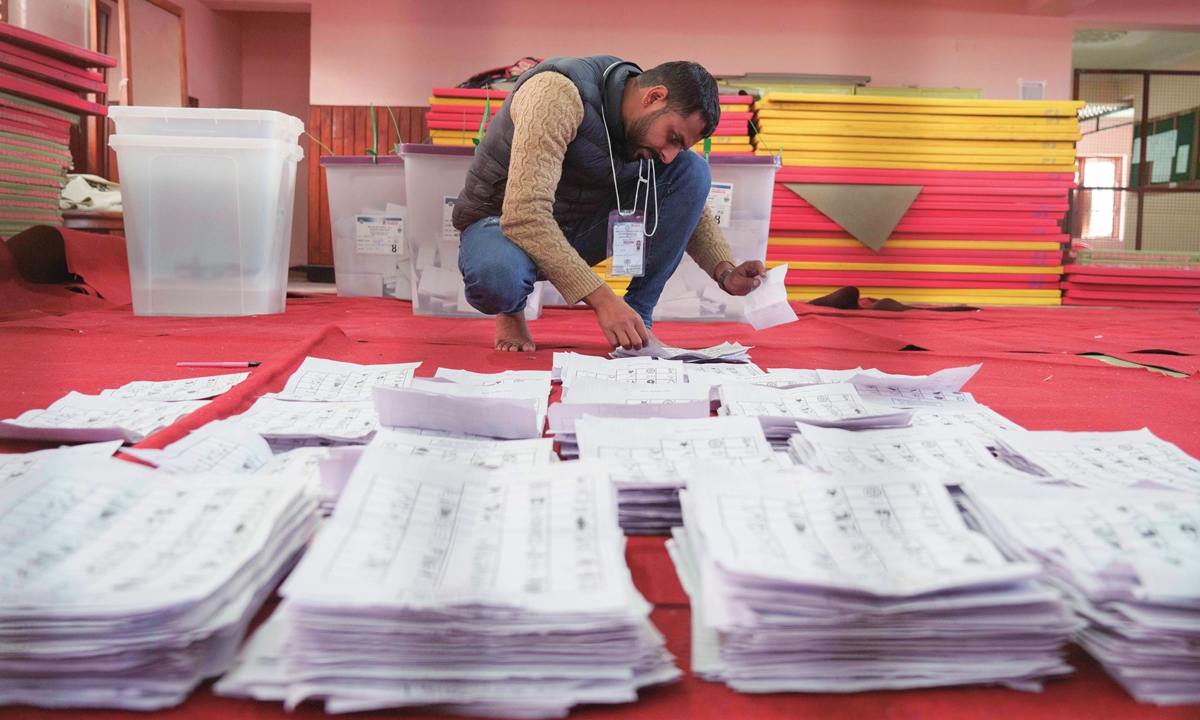 An election commission staffer separates ballots ready for tallying a day after the general election in Kathmandu, Nepal, on November 21, 2022. Photo: VCG
