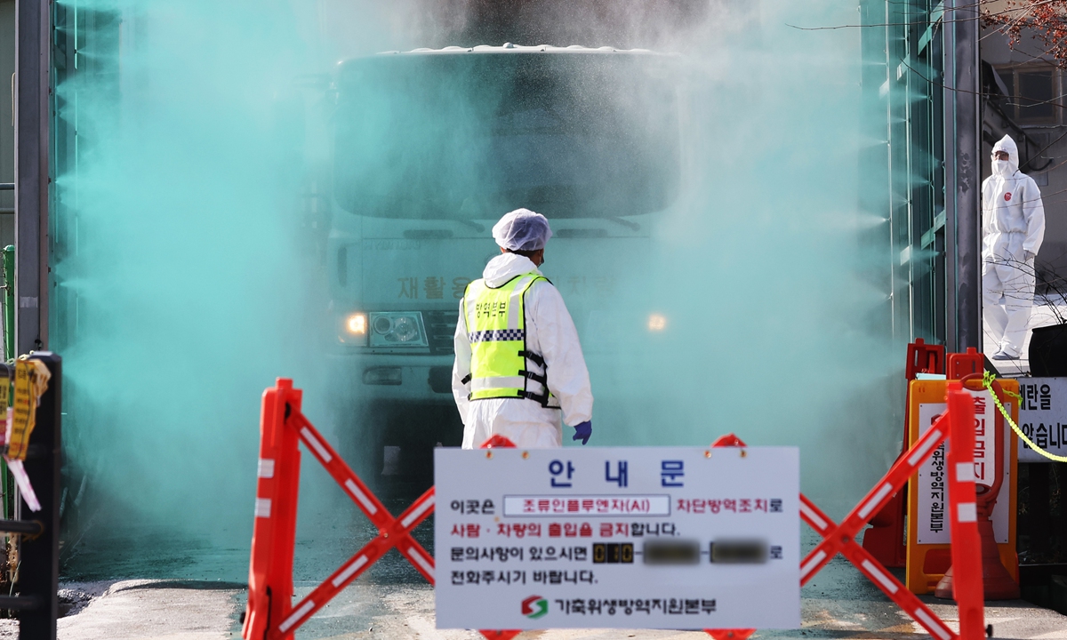 Workers disinfect vehicles entering and leaving a chicken farm on November 27, 2022, in Icheon, Gyeonggi Province in South Korea. The country confirmed on the day an additional avian influenza case at a duck farm, media reported.  Photo: VCG