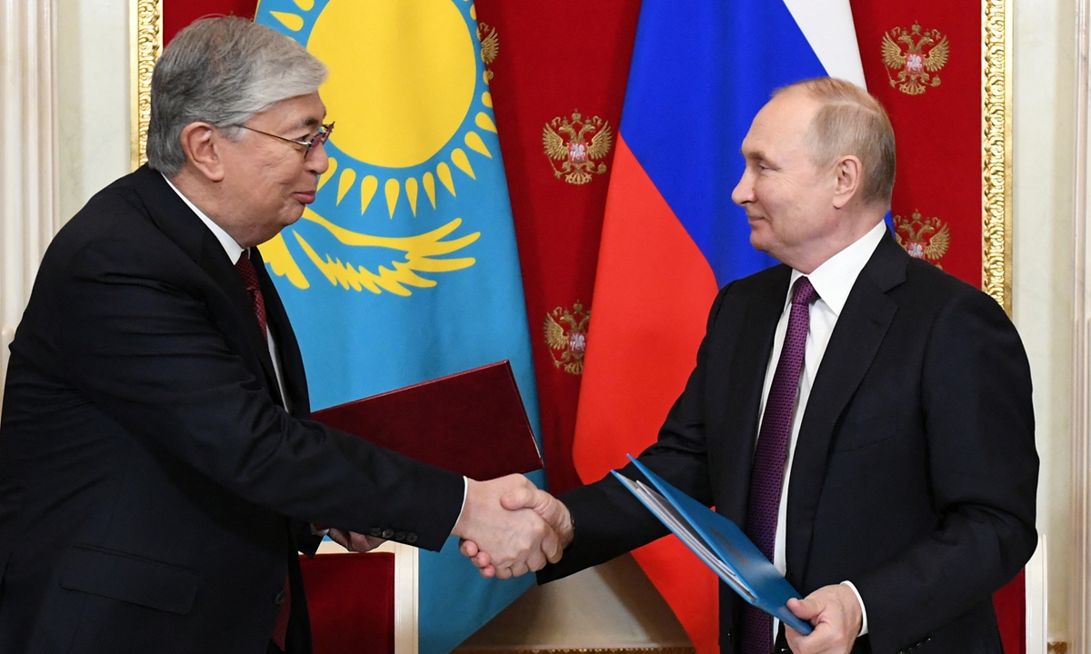 Russian President Vladimir Putin (right) shakes hands with his Kazakh counterpart Kassym-Jomart Tokayev after a signing ceremony in the Kremlin in Moscow on November 28, 2022. They signed a joint declaration on the 30th anniversary of diplomatic relations between the two countries. Photo: AFP